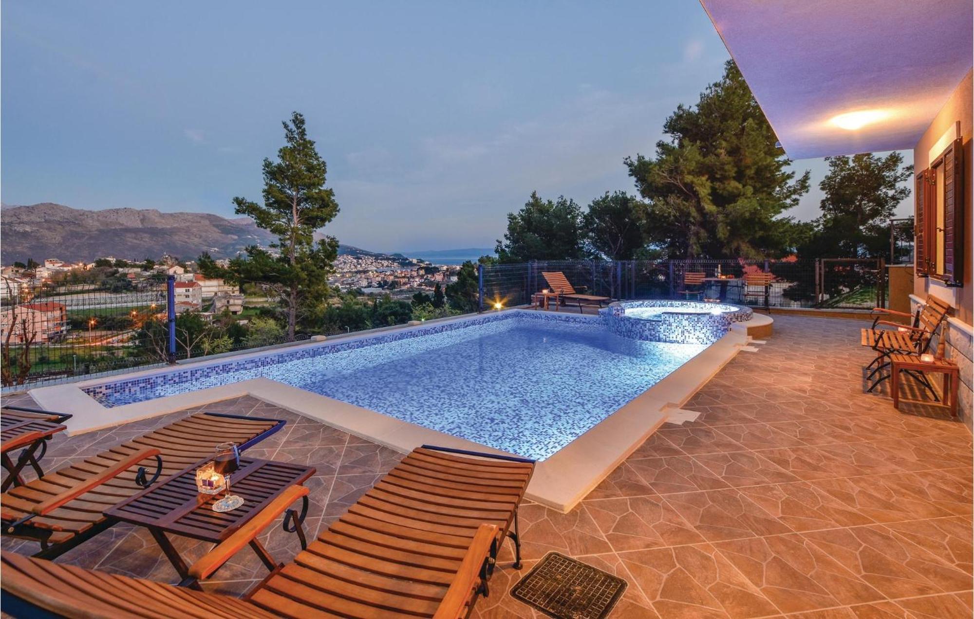 Lovely Home In Split With Jacuzzi Ngoại thất bức ảnh