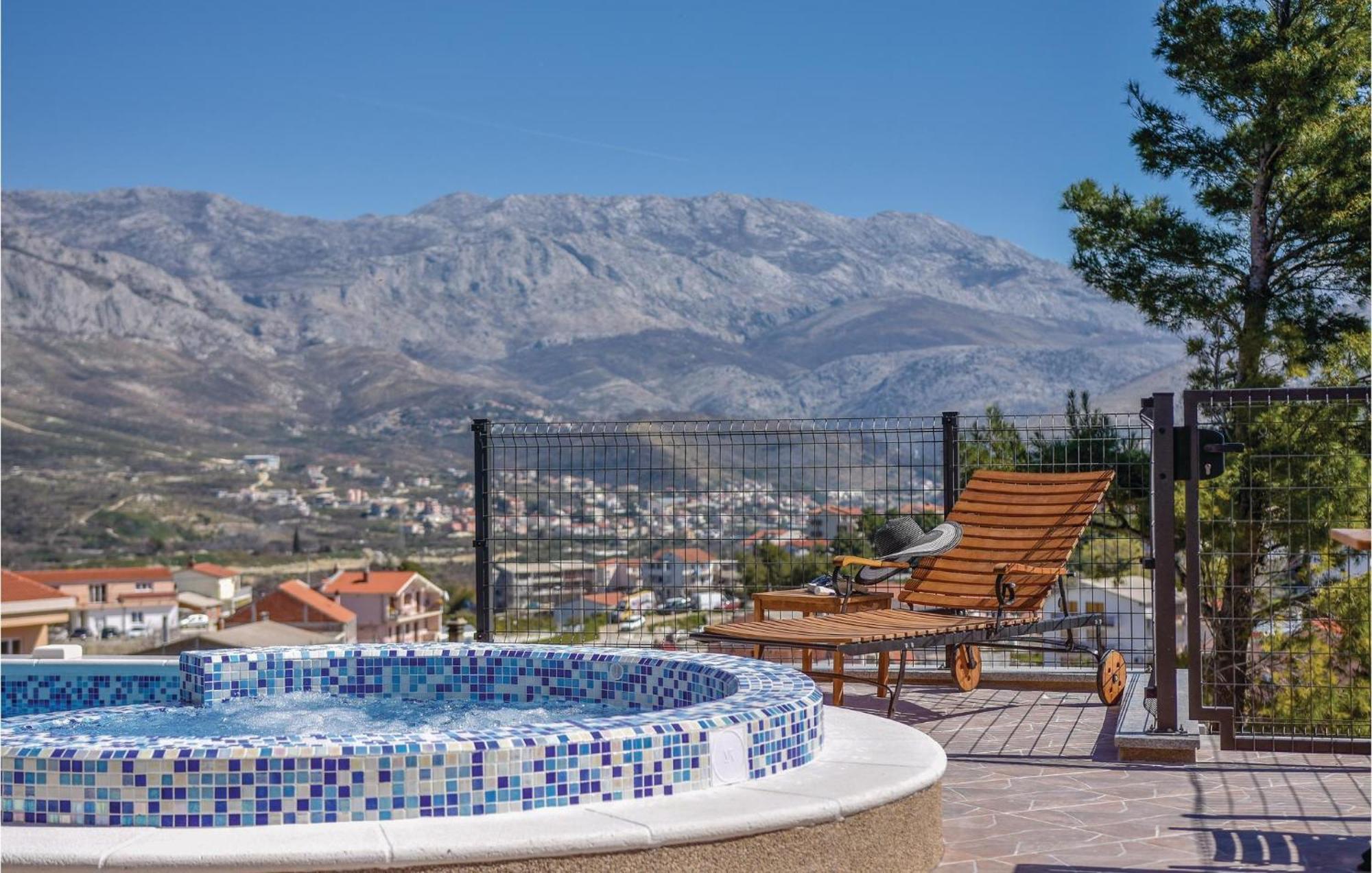 Lovely Home In Split With Jacuzzi Ngoại thất bức ảnh