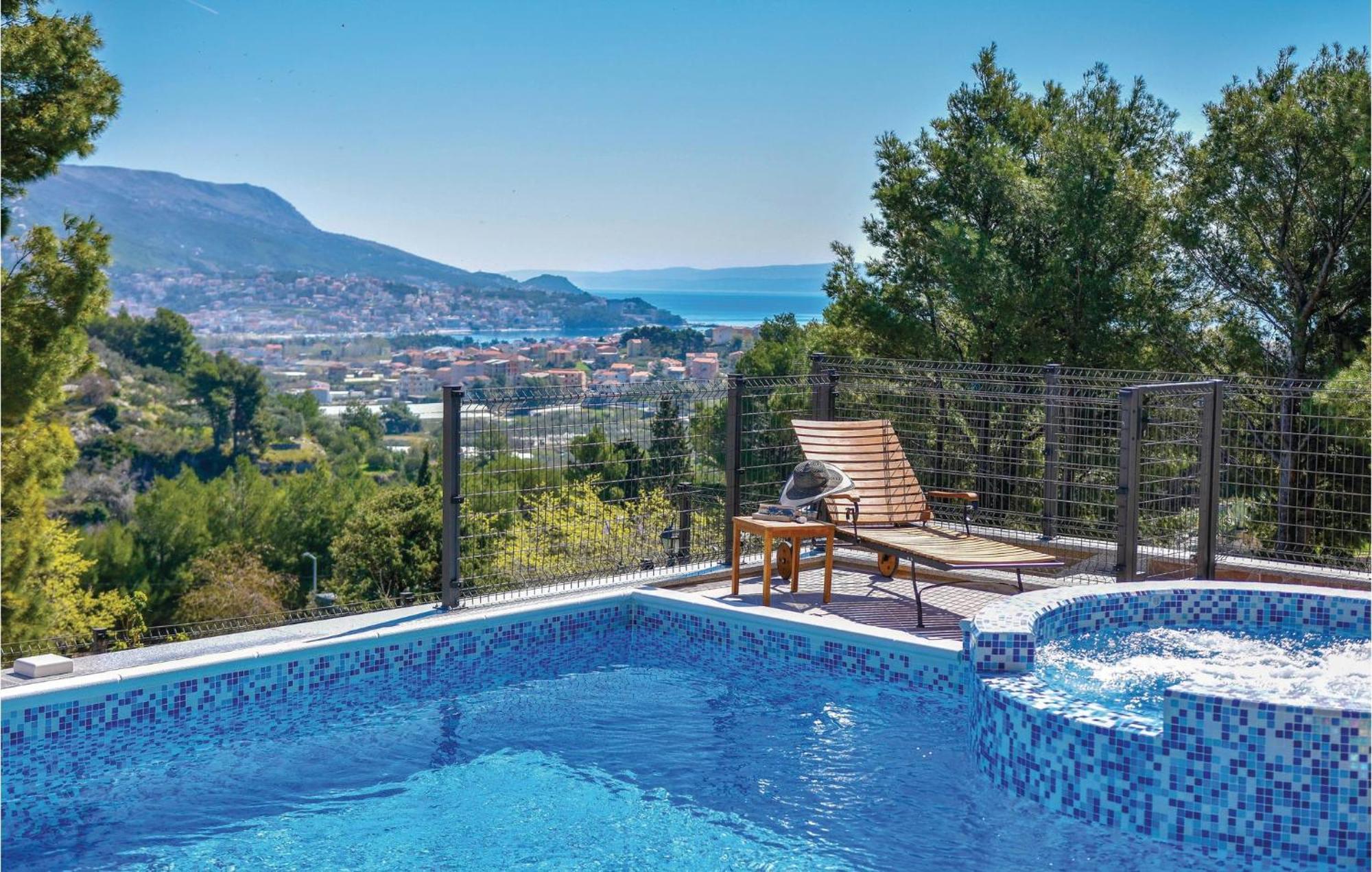 Lovely Home In Split With Jacuzzi Ngoại thất bức ảnh