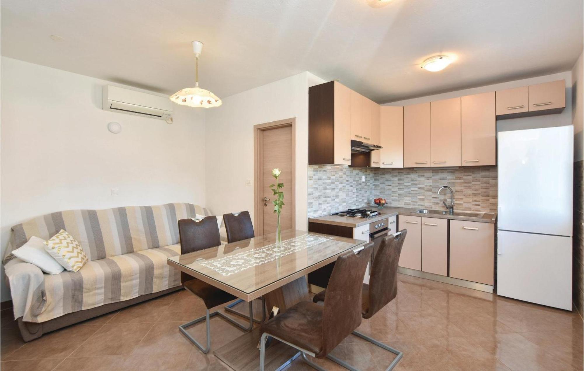 Lovely Home In Split With Jacuzzi Ngoại thất bức ảnh