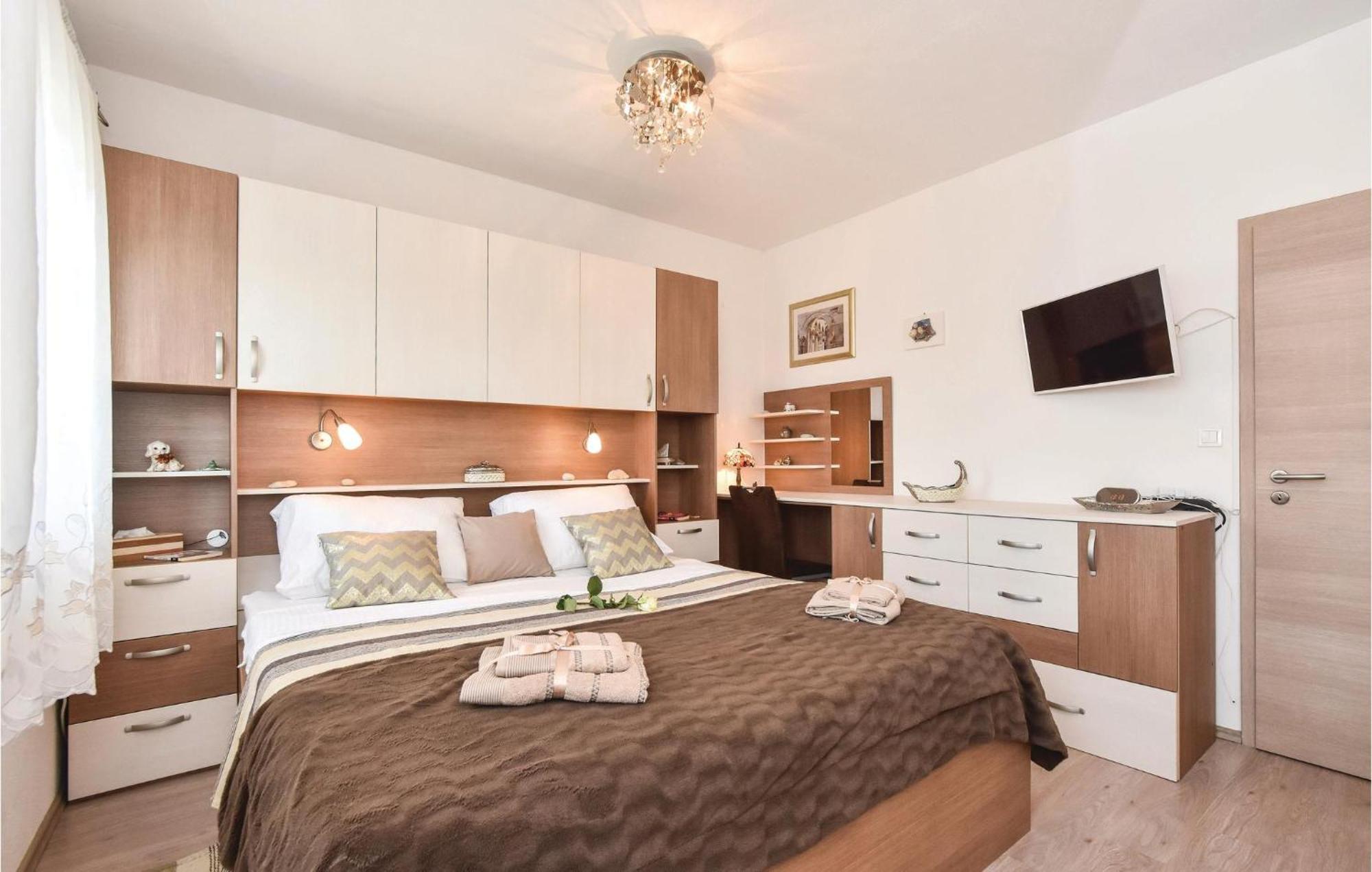 Lovely Home In Split With Jacuzzi Ngoại thất bức ảnh